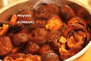 筑前煮の肉厚の上質干しシイタケを戻す｜2025大晦日に純和風の豪華で美味しい素材にこだわった三段重を当日つくって持ち帰る、おせちの会