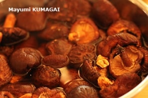 筑前煮の肉厚の上質干しシイタケを戻す｜2025大晦日に純和風の豪華で美味しい素材にこだわった三段重を当日つくって持ち帰る、おせちの会