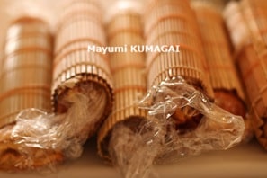 はんぺんと卵でつくった伊達巻きを巻きすで巻く｜2025大晦日に純和風の豪華で美味しい素材にこだわった三段重を当日つくって持ち帰る、おせちの会