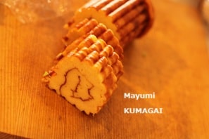 はんぺんと卵でつくった伊達巻きを巻きすで巻く｜2025大晦日に純和風の豪華で美味しい素材にこだわった三段重を当日つくって持ち帰る、おせちの会