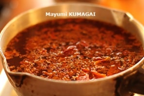 栗きんとんのクチナシを砕いて煮だしたところい｜2025大晦日に純和風の豪華で美味しい素材にこだわった三段重を当日つくって持ち帰る、おせちの会